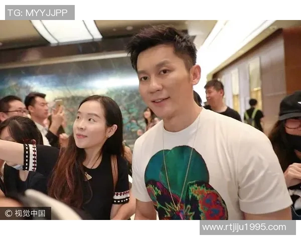 李晨与足球明星同框合影高清展现运动魅力与友谊瞬间